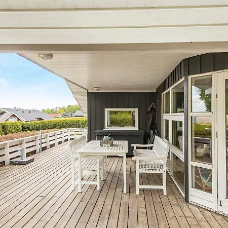 Dom wakacyjny Four-bedroom Holiday In Sjolund 2 *